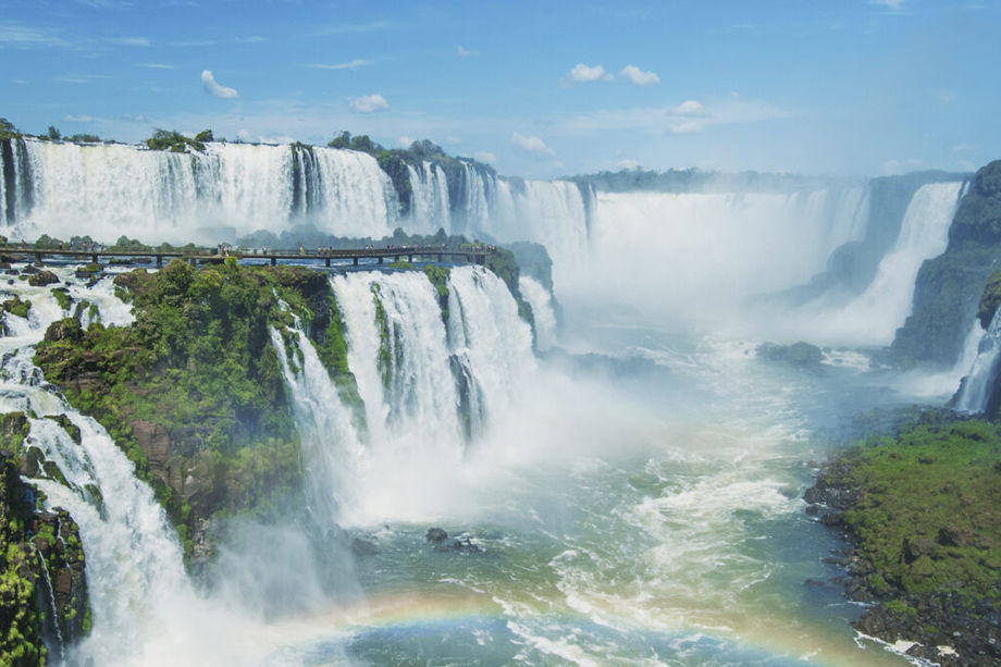 Vista panorâmica das Cataratas do Iguaçu com arco-íris, Paraná