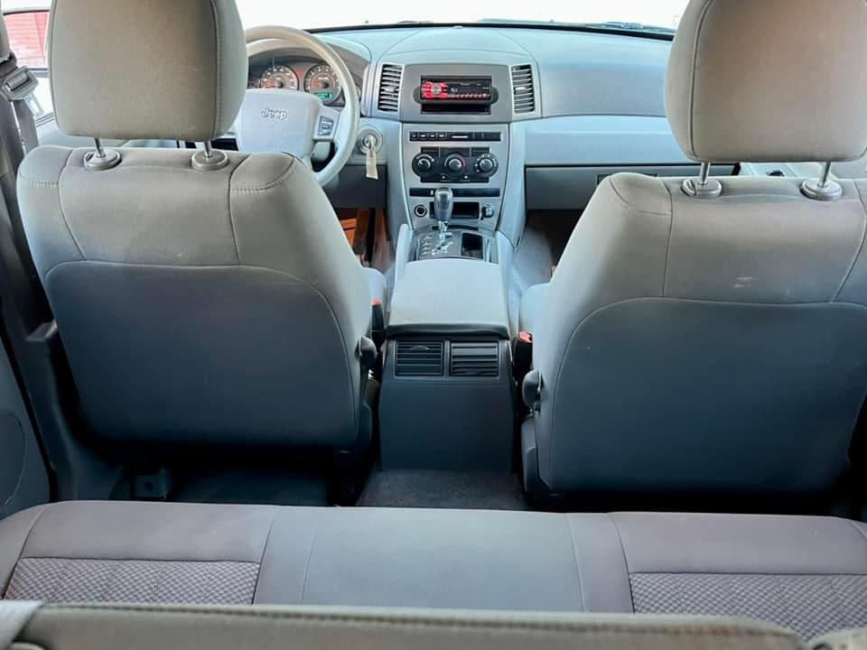 Thumbnail: 2005 Jeep Grand Cherokee Laredo 