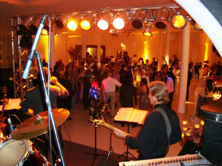 Banda animando a festa de casamento