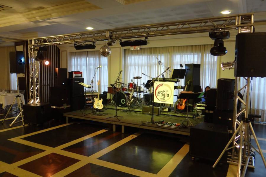 Palco montado para evento de confraternização no restaurante Madalosso