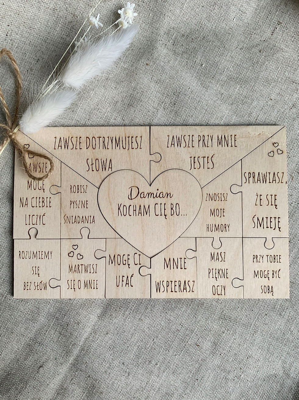 Miniatura: Drewniana układanka z grawerem imienia i napisami miłosnymi. Sklejkovnia.