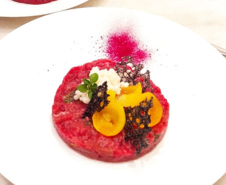 Tartare di manzo - Scalogno allo zafferano - Caviale di Raschera - Croccante al pepe