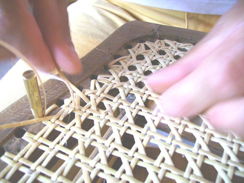 travail_d_artisan_rempailleur_et_caneur_cannage_d_une_chaise_cannée
