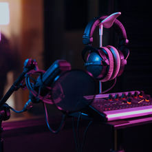 Headfone e microfone no estúdio para gravar música