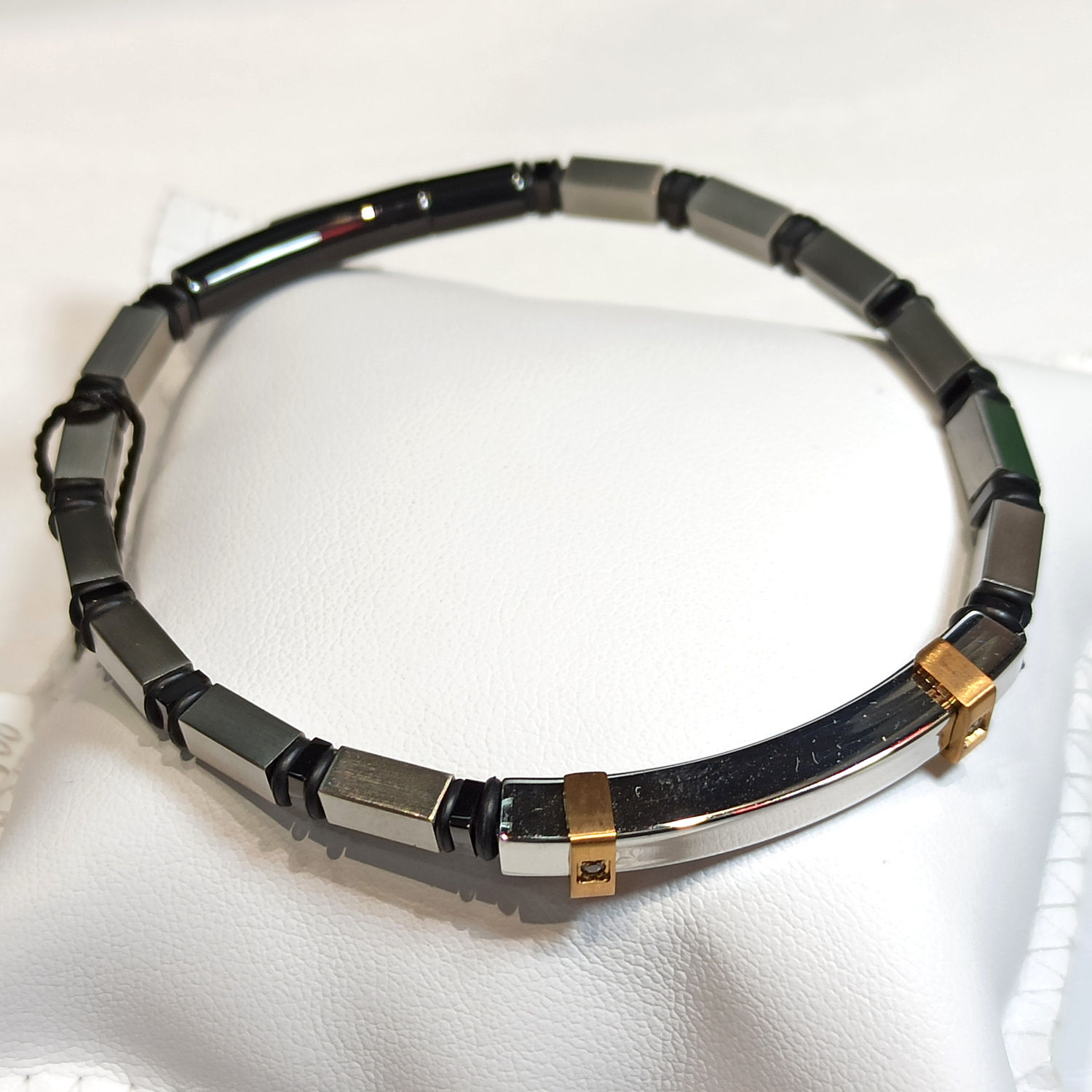 Bracciale in acciaio e zircone incastonato