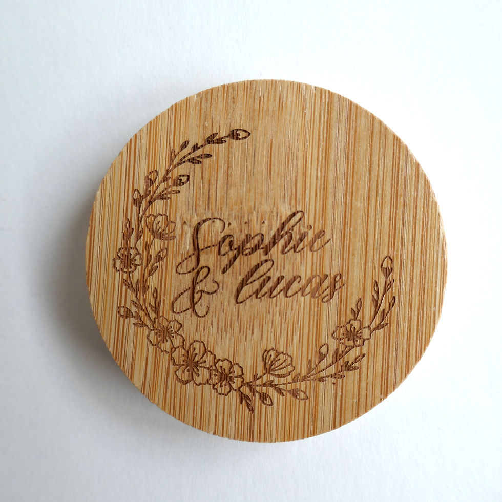 Miniature : Décapsuleur magnétique bois gravé personnalisé collection florale style couronne prénoms calligraphie motifs floraux complets