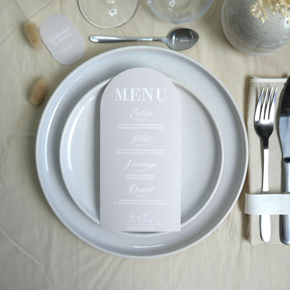 Miniature : Menu mariage personnalisé collection florale écru posé sur table décorée motifs floraux