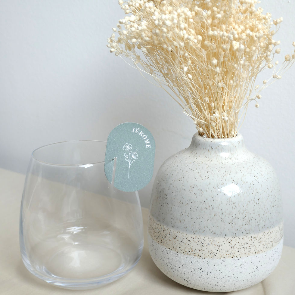 Décoration table mariage vert forêt marque verre ovale personnalisé collection florale sur verres