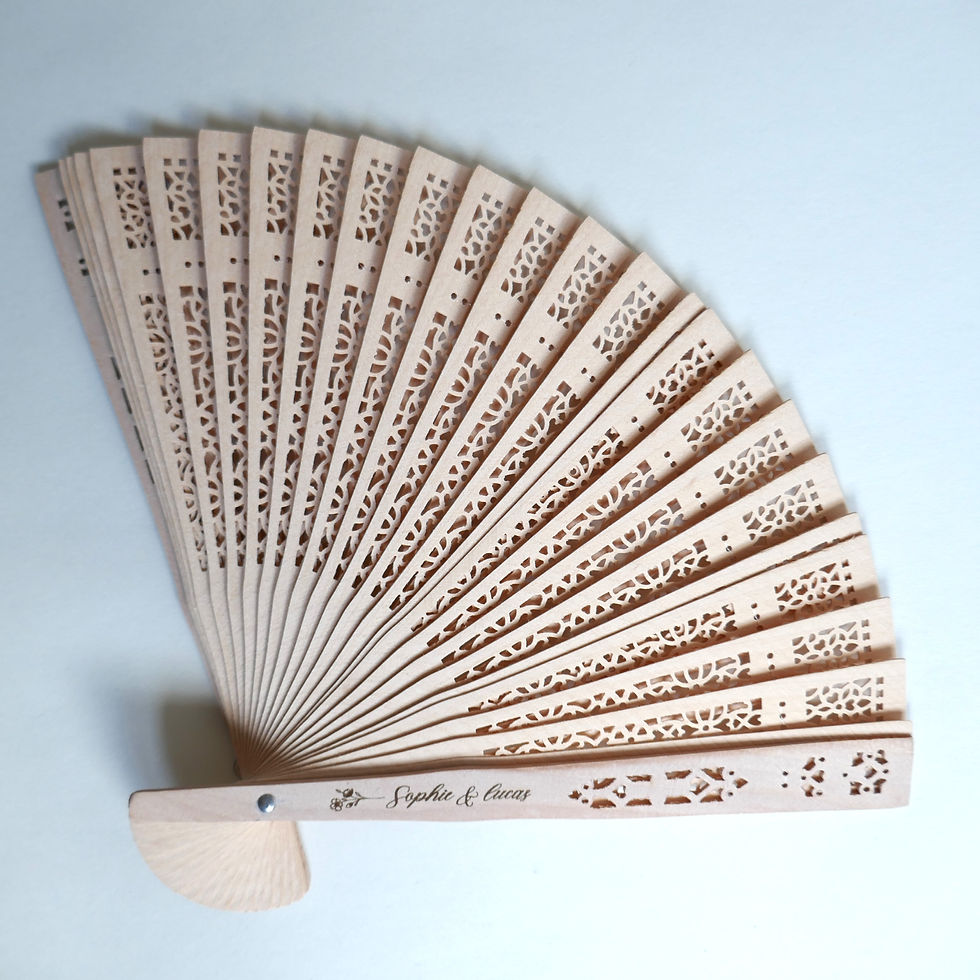 Éventail bois gravé personnalisé collection florale style élégant prénoms calligraphie motifs floraux ajourés