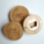 Détail gravure laser haute précision motifs floraux décapsuleur bois en bambou