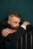 Mann mit Fade Cut Frisur