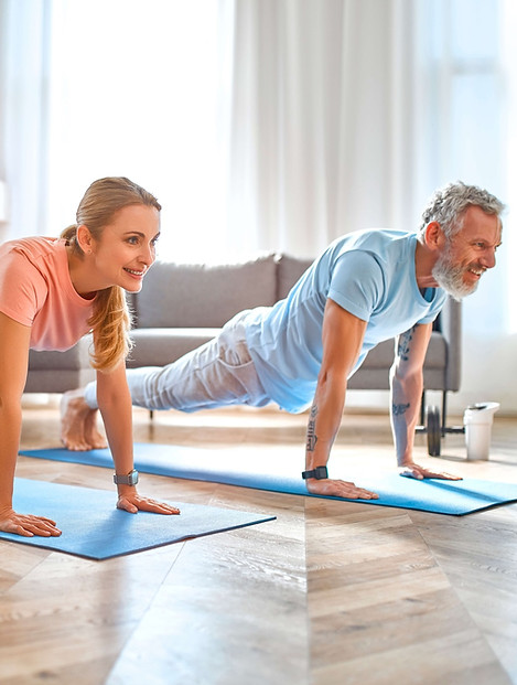 Personal Trainer in München begleitet zwei Kund:innen beim individuellen 1:1 Training zu Hause.
