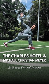 Michael Christian Meyer zeigt eine sportliche Pose im Alten Botanischen Garten nahe dem The Charles Hotel in München mit dem Schriftzug „Exklusives Personal Training“.