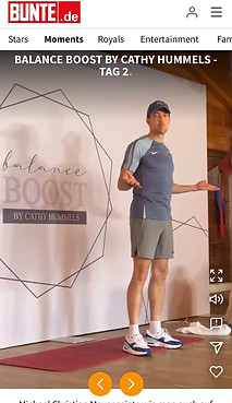 Michael Christian Meyer hält auf einer Bühne eine motivierende Gruppentrainings-Session und spricht zum Publikum während einer Fitnessveranstaltung in München.