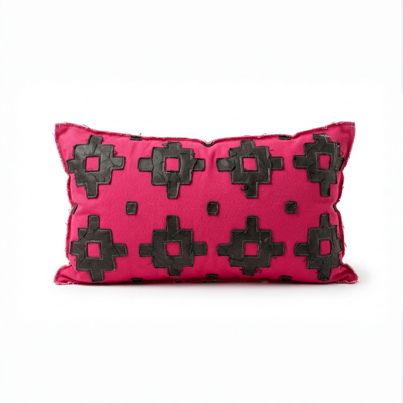 ALMOVADA VERMELHA COM APLICAÇÃO PRETA