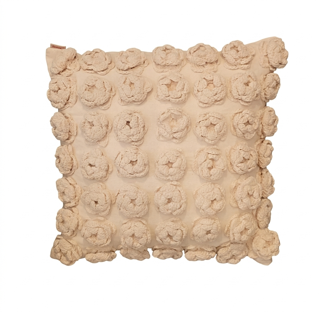 ALMOFADA COM FLORES APLICADAS CROCHE