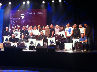 Musikproduzent frankfurt Chris Oz und Florian Sitzmann, Jacky Jedlicky (Marek Lieberberg Konzertagentur), Mark Dehler (Netinfect Multimedia), Herbert Krambo (Saturn), Jörn Zimmermann (Rechtsanwälte Zimmermann & Decker), Ruben Rodriguez (Produzent, halb verdeckt), Konrad von Löhneysen (Marketing Söldner, Embassy of Music), Michael Herberger (Produzent), Kurt Erping (tonpool), Christopher Steffek (Media Markt), Aiko Rohd (Produzent), Matthew Tasa (Produzent), Jens Fischer (Rechtsanwälte Zimmermann & Decker), Mathias Grosch (Produzent), Rapper Olli Banjo, Merle Lotz (ML PR & Medienservice), Billy Davis (Produzent, halb verdeckt), Peer Kurrer (Marketing Söldner), Jörg-Michael Heinrich (Public Image Promotion), Bettina Wohlgefahrt (Zebralution), Stefanie Johst (Naidoo Records), Patrick Mushatsi-Kareba (iTunes), Nicole Helmling (Naidoo Records), Neil Palmer (Produzent), Daniel Stoyanov (Sänger), Janet Grogan (Sängerin) und Xavier Naidoo sowie (vorn, von links) Philippe van Eecke (Produzent), Alex Bischoff (kreativmedia), Michael Decker (Rechtsanwälte Zimmermann & Decker), Produzent Milan Martelli und Fotograf Thommy Mardo.jpg