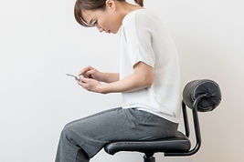 携帯の操作で姿勢が悪化