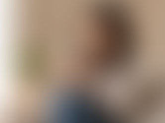 スマートフォンで栄養情報を確認しながら考える女性