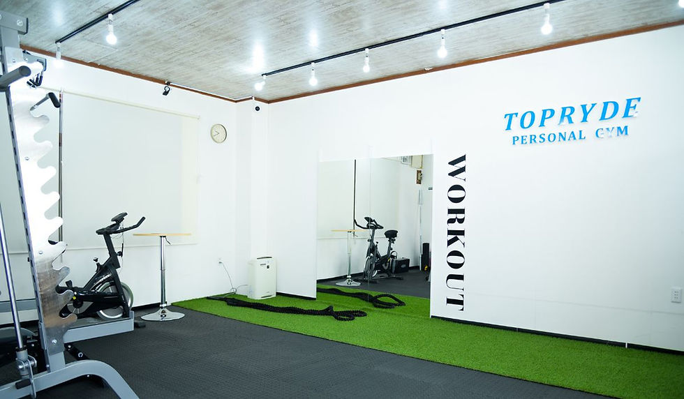 スピンバイクや人工芝が配置されたTOPRYDE PERSONAL GYMの店内