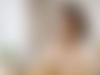 女性ホルモンバランスを整えるセルフケアのヒントを実践する女性