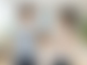 明るいパーソナルジムで女性トレーナーと一緒に笑顔でトレーニングする女性