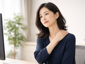 肩こりに悩む女性