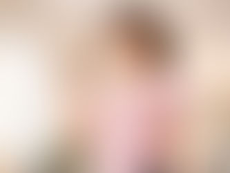 明るいジムで軽いダンベルを持ち笑顔でトレーニングする女性