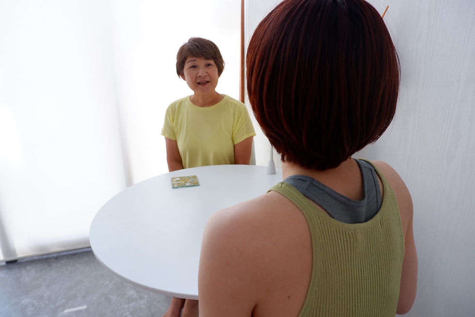 インストラクターが丁寧に姿勢をサポート