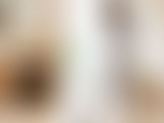 朝の洗面所で体重計に乗り、表示された数字を穏やかな表情で確認している女性