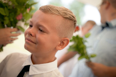 dojatý chlapec v bílé košili s černou kravatou gratuluje ke sňatku