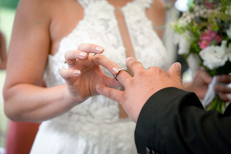 nevěsta navléká stříbrný prstýnek ženichovi na prsteníček