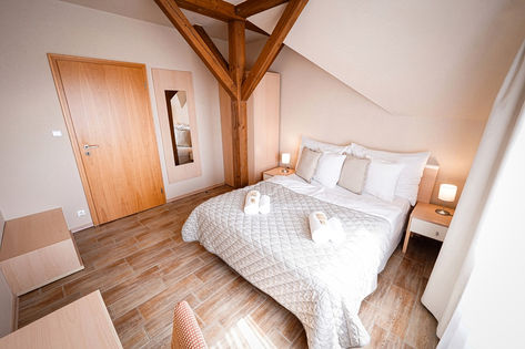 manželská postel na hotelu Slunečná louka