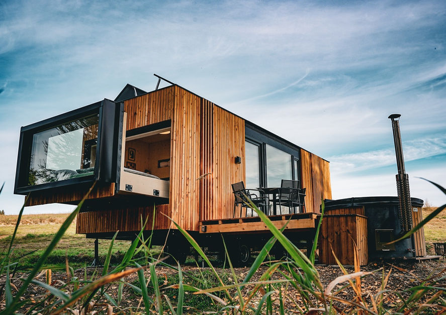 Dřevěná maringotka s vysouvací postelí na louce na Lipně