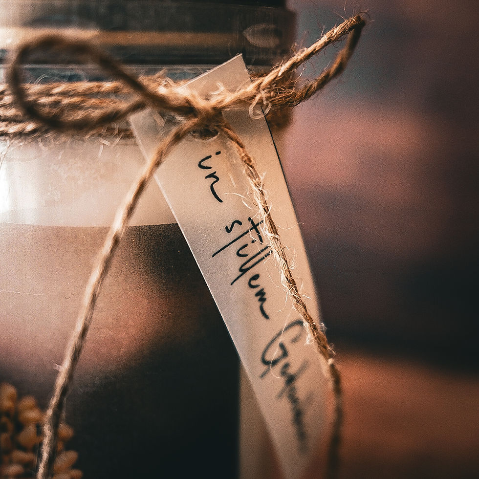 Anhänger an Grabkerze "in stillem Gedenken"