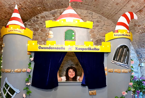 Bühne_Kasperlikeller_mit_Manuela_bearbei