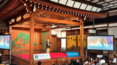 能楽堂でスピーチする吉松育美