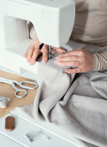 alto-angulo-costurera-maquina-coser_23-2148834154.webp