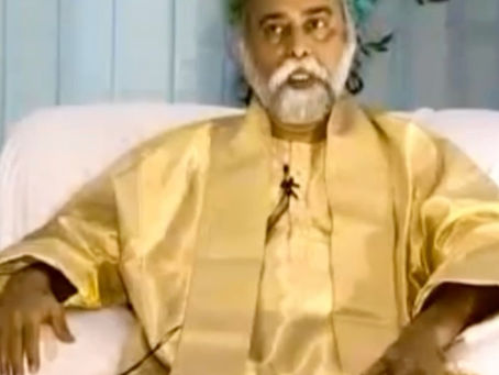 Sri Amma Bhagavan answering questions during darshan