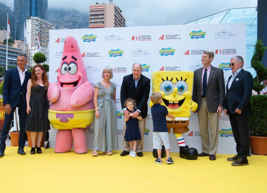 Prince Albert II and Brisa Trinchero with Princely children with the mascots of Spongebob Squarepants