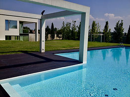 applicazione resine per piscine esterne