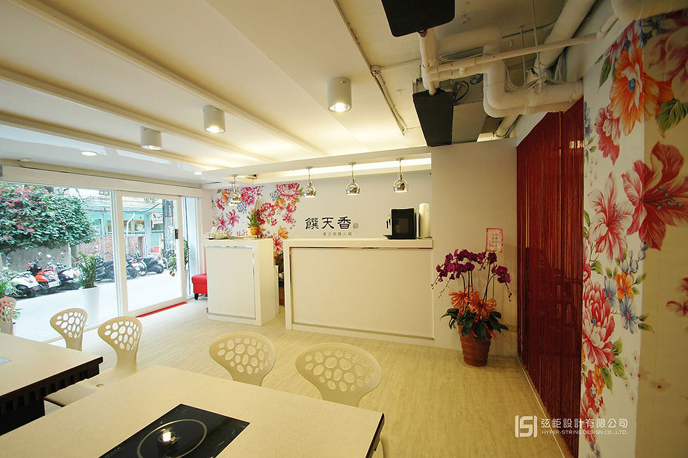 餐飲室內設計，櫃檯與用餐區清楚分界，結合自然採光提升空間通透感