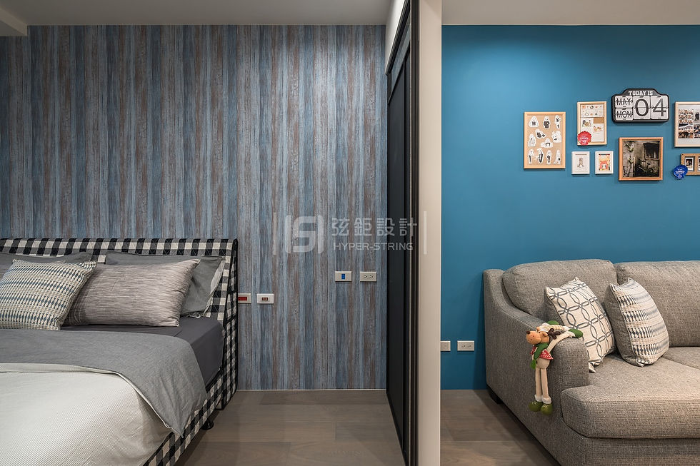 住宅空間設計，臥室與客廳以牆面分色區隔，藍色調搭配織紋壁面，展現清楚機能分區
