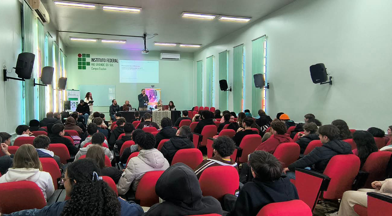 Mesa de abertura do III Colóquio sobre Ensino de Filosofia no IFRS, com a participação de Sidnei Dal’ Agnol, Diretor-Geral do IFRS – Campus Erechim; Ernani Gottardo, Diretor de Ensino; Rosiane Serrano, Coordenadora de Pesquisa, Pós-Graduação e Inovação; Maria Inês Varela Paim, Coordenadora do Núcleo de Memória do Campus; e Giovane Jardim, Coordenador do evento.
