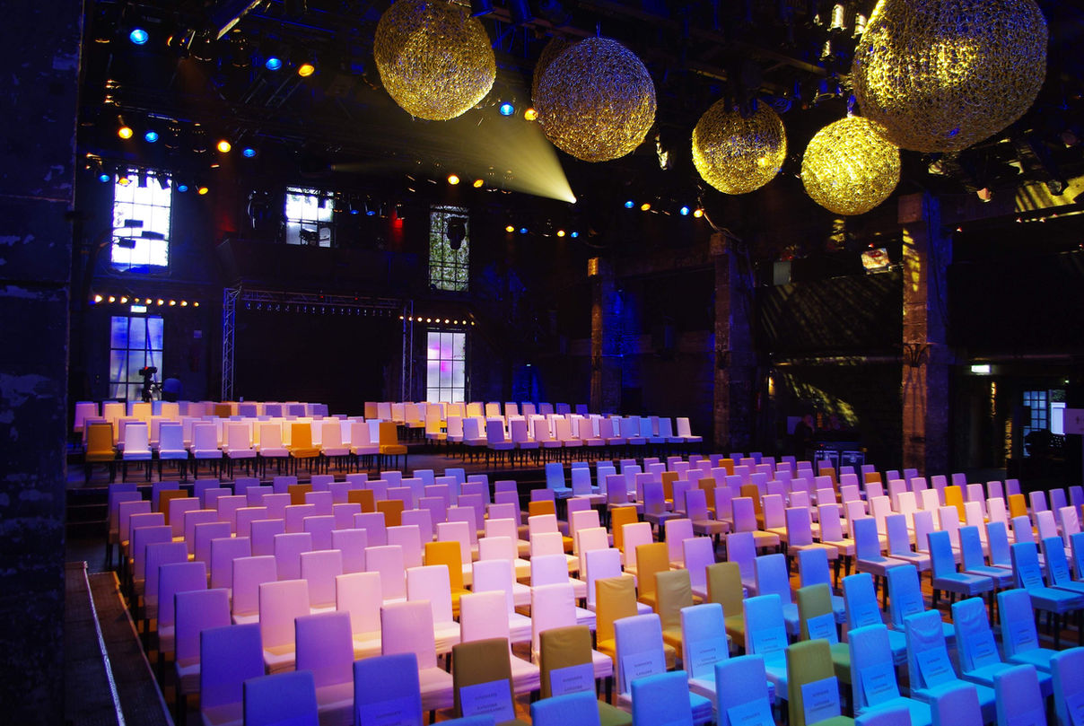 DIE HALLE Tor 2 mit Reihenbestuhlung und atmosphärischer Beleuchtung