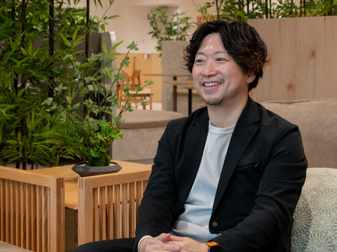 ご担当者。笑顔で話す男性。