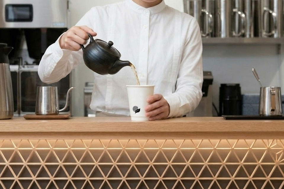 カウンターで温かいお茶を注ぐ。