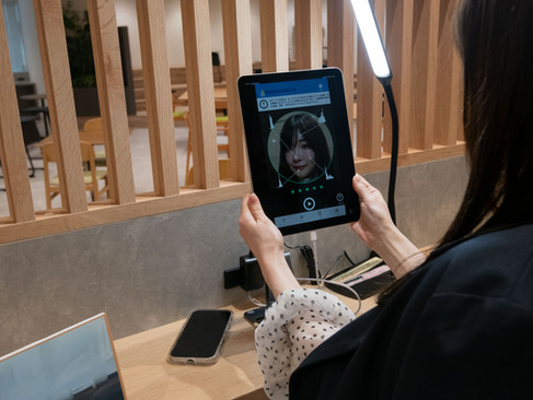 先進技術のサービス。専用タブレットで試す女性。