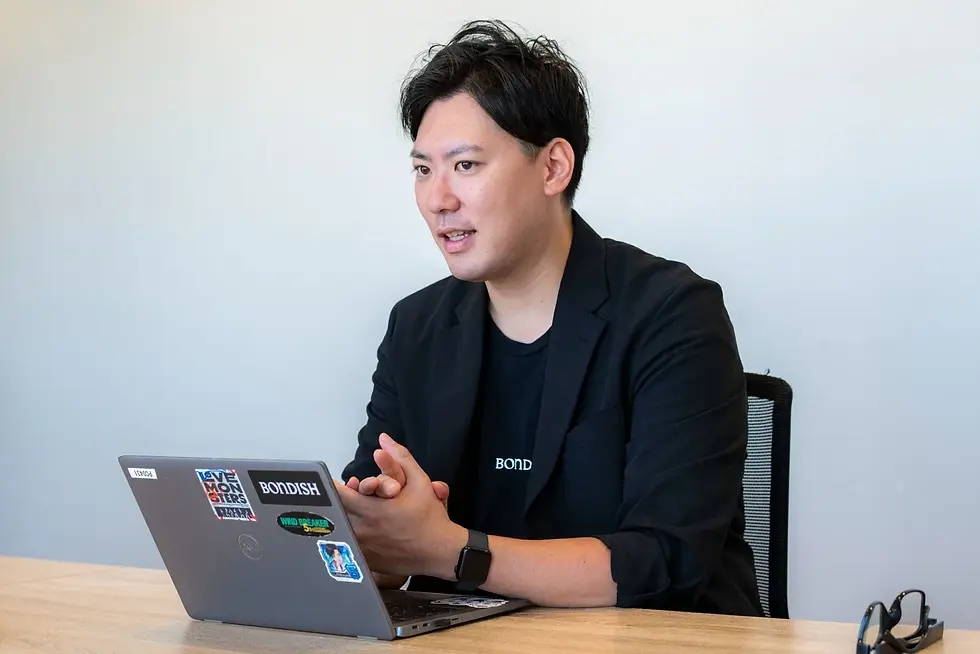 会議室にて静かに語る。