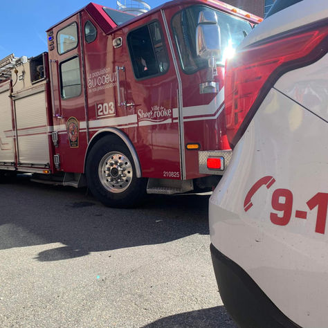 Accident impliquant un véhicule et une lumière de circulation à Sherbrooke